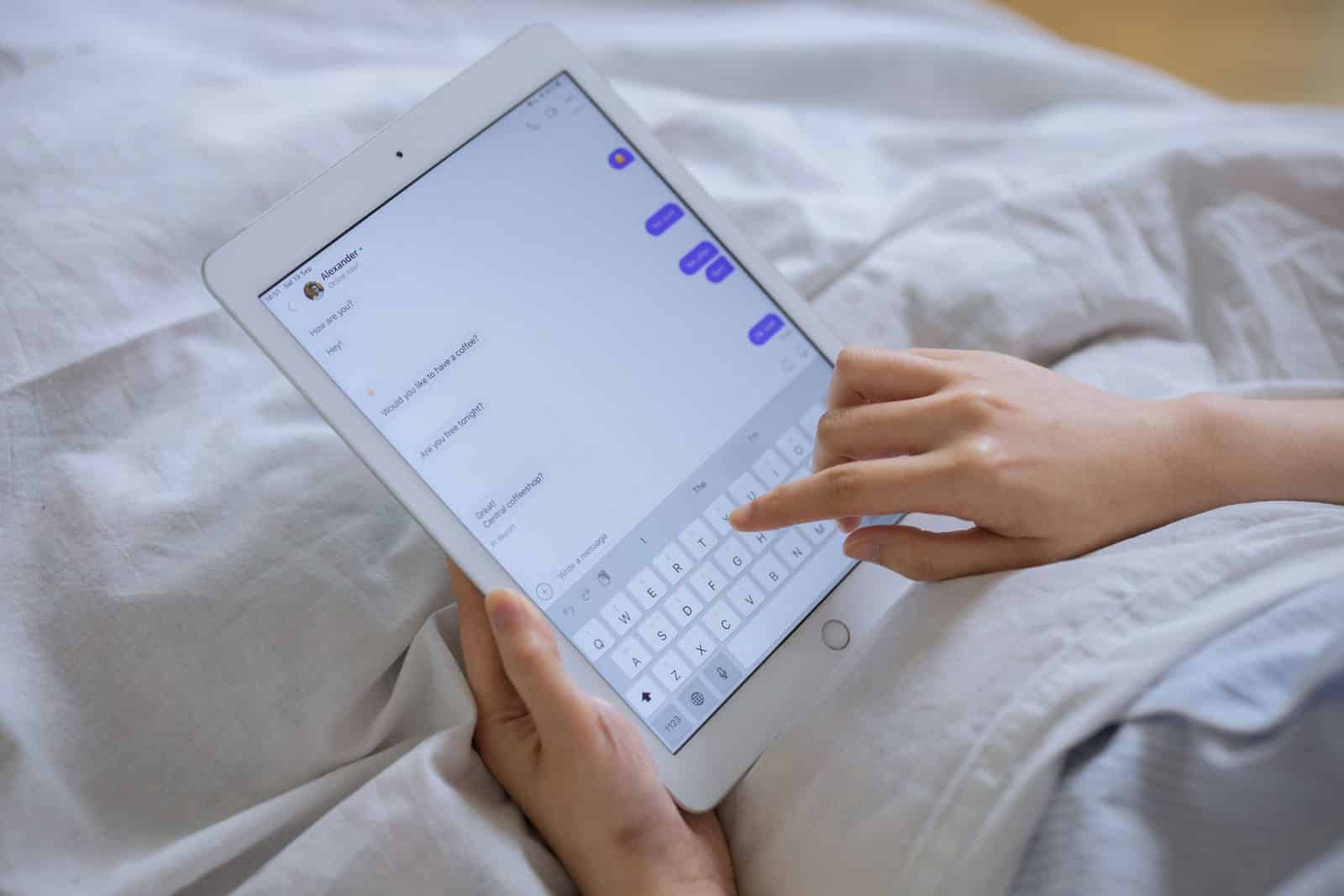 Chatbot vs Voicebot: What’s the Difference and Which Does Your Business Need?